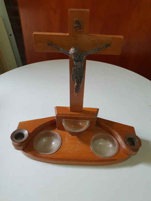 altar met jezus met 2 kandelaren
