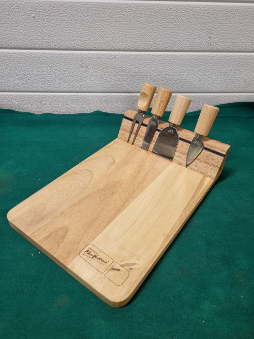 Kaasplank met mesjes van hout