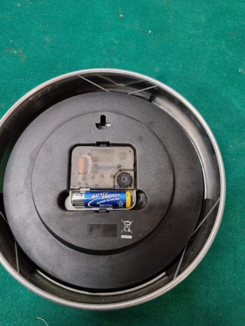 wandklok aluminium op batterijen