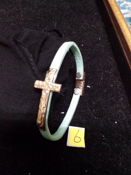Armband met goudkleurig kruis en turquoise band met magneets