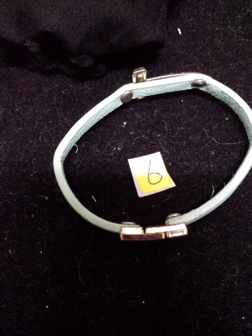 Armband met goudkleurig kruis en turquoise band met magneets