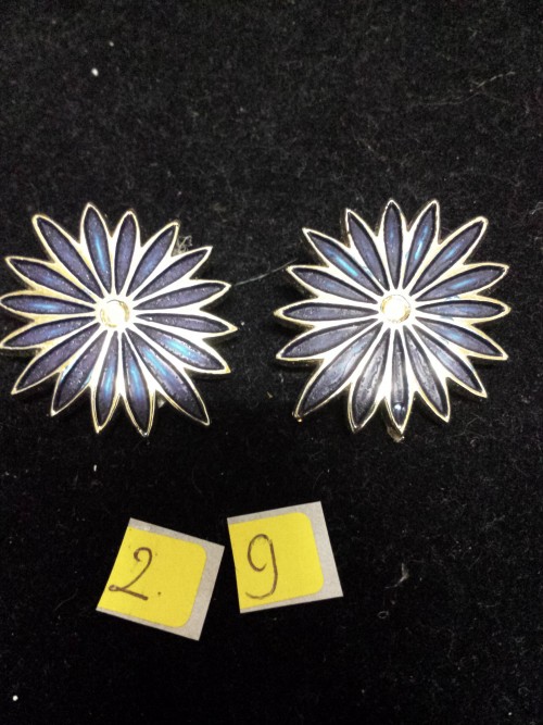 Oorbellen, sierlijke bloemvorm blauw/goudkleurig, type clips
