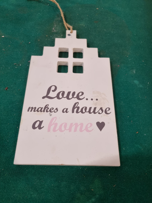 bordje met tekst love makes a house