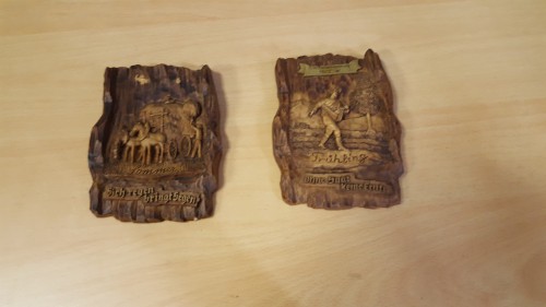 Wandborden van hout met voorstelling, 2 stuks