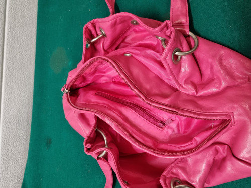 -	Handtas roze met drie vakken