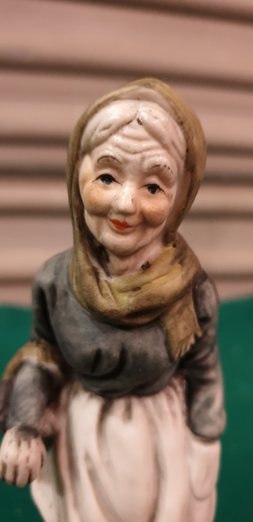 beeld Porselein oude vrouw