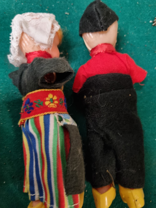 Poppetjes vintage kledendracht op klompen