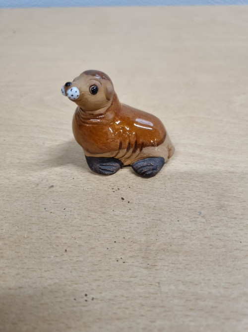 Beeld zeehond aardewerk