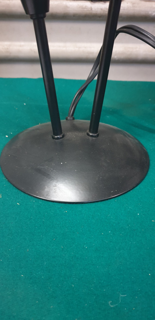 tafellamp 2 aan een metaal