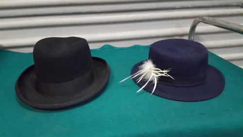 hoeden, 2 stuks, 1x zwart latest fashion en 1x blauw