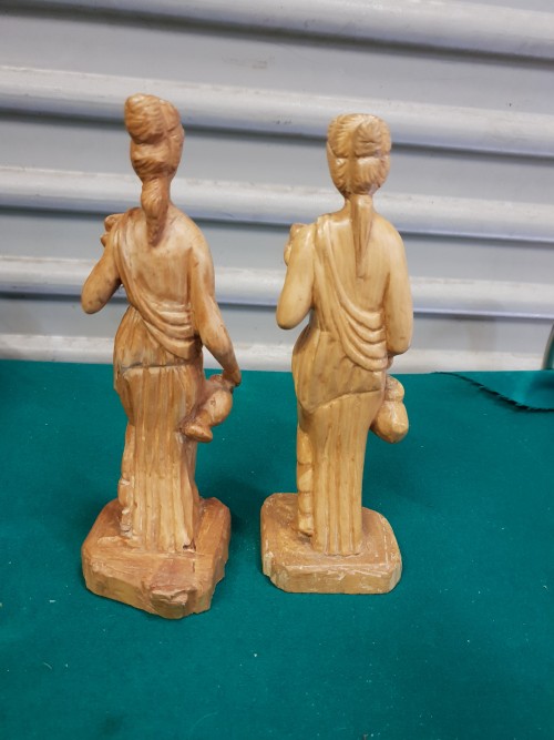 beeld houtsnijwerk, Vrouwe Fortuna, geheel van hout, 2 stuks