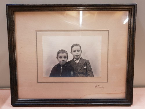 Foto portret van 2 kinderen in antieke houten lijst met pass