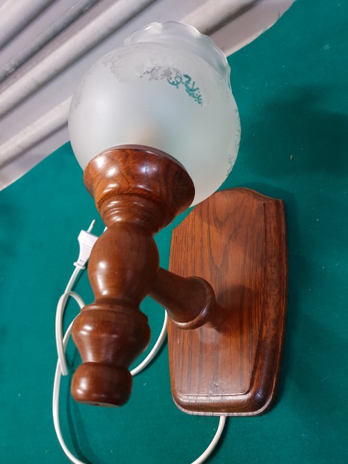 Wandlamp van hout met glazen kap