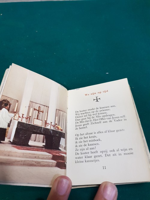 Boek, gebedsboek met de titel: 'Wij vieren de mis', in witte