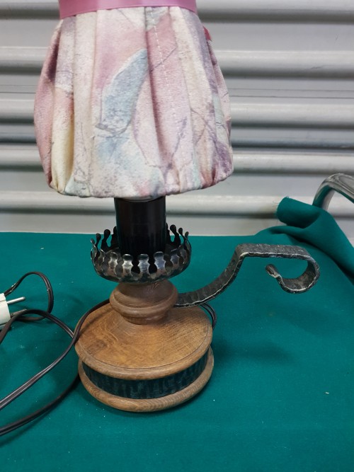 Tafellamp, retro, van hout en smeedijzer met kapje en schake