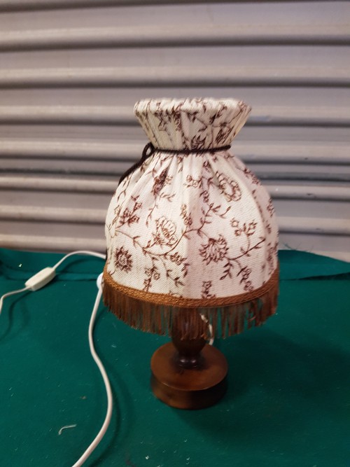 Tafellamp, vintage, houten voet en stoffen kapje, voorzien v