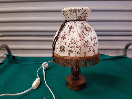 Tafellamp, vintage, houten voet en stoffen kapje, voorzien v