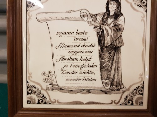 Wandtegel Sarah, groot, in houten lijst van plateelbakkerij 