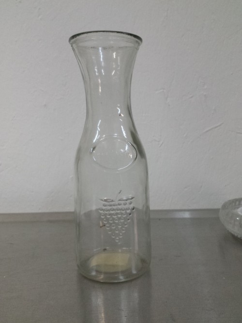 Waterkan van glas met afbeelding van druivenrank