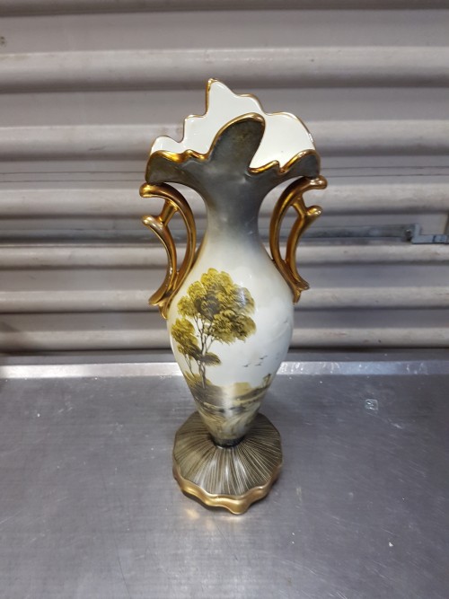 Vaas wit met goudkleurige accenten en landelijke afbeelding