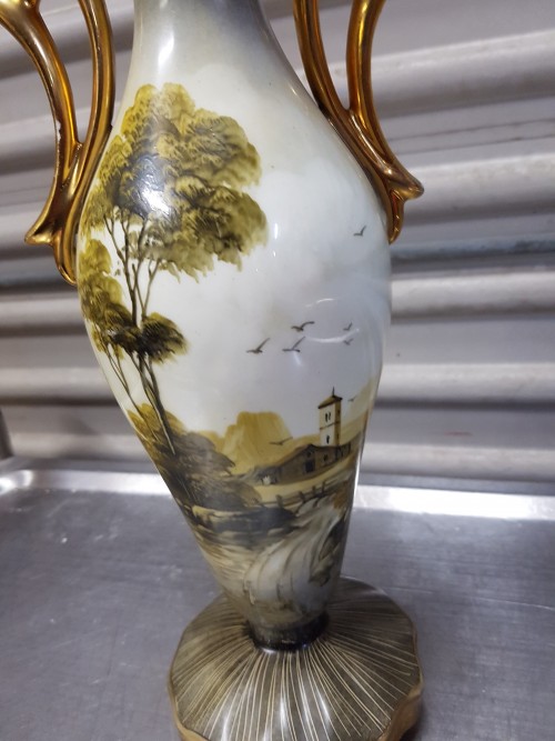 Vaas wit met goudkleurige accenten en landelijke afbeelding