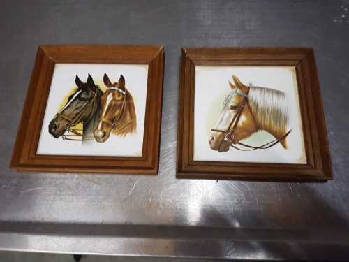 Wandtegel met afbeelding van paardenhoofden in eikenhouten l