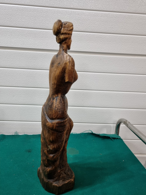houten beeld van dame houtsnijwerk