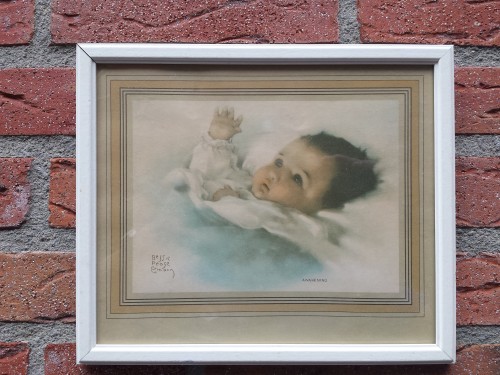 Schilderijen van baby's Bessie Peage in witte lijst, 2 stuks