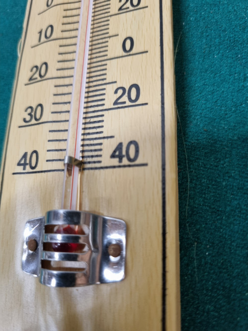 thermometer op houten plank