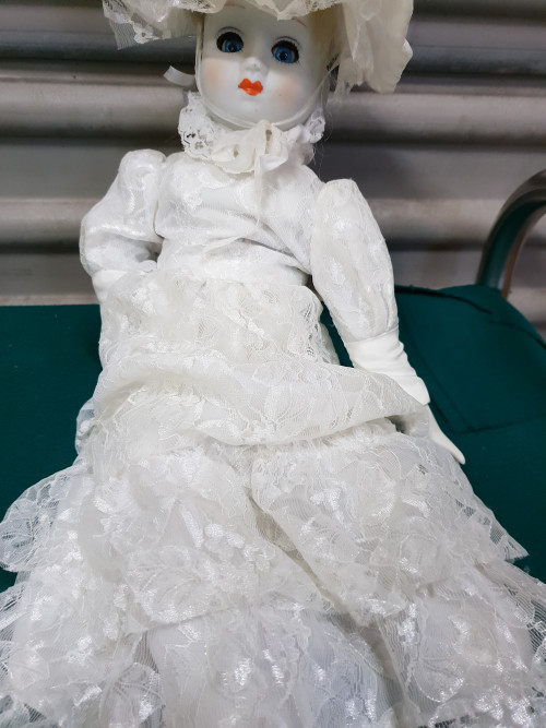 pop porselein met witte jurk