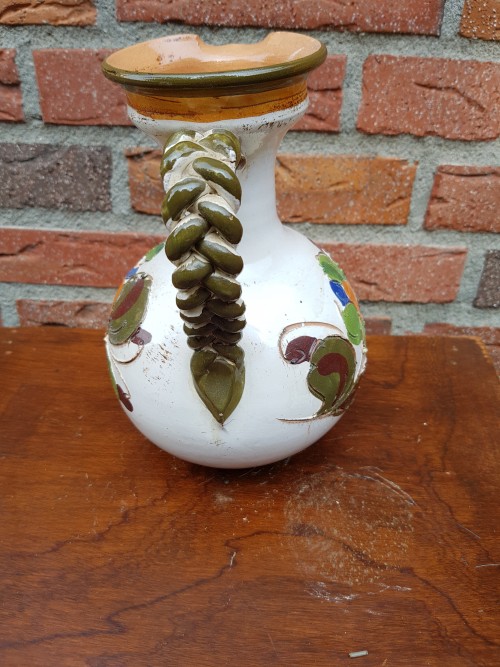 Vaas / kruik van aardewerk met bloemendecoratie en handvat