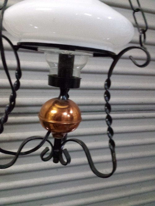 Hanglamp, olielamp elektrisch metaal met koperen bol en witt