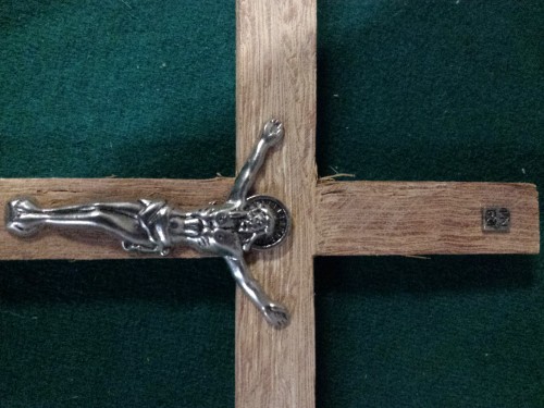 kruisbeeld van hout met metalen beeld van Jezus,