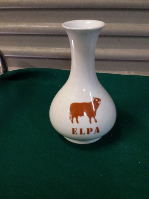 Vaas porselein, wit, met afbeelding van rode stier, Elpa, Be