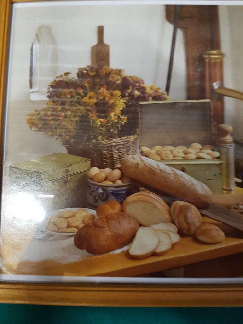 Foto's over brood in licht gekleurden eiken lijsten, 3 stuks