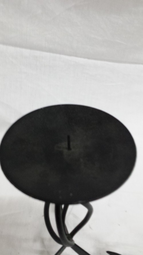 Kandelaar van zwart metaal voor stompe kaars