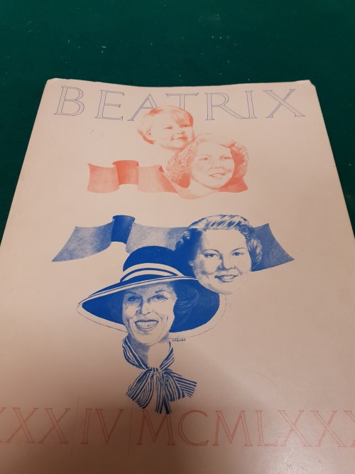 Koningin Beatrix, schrift vol krantenknipsels
