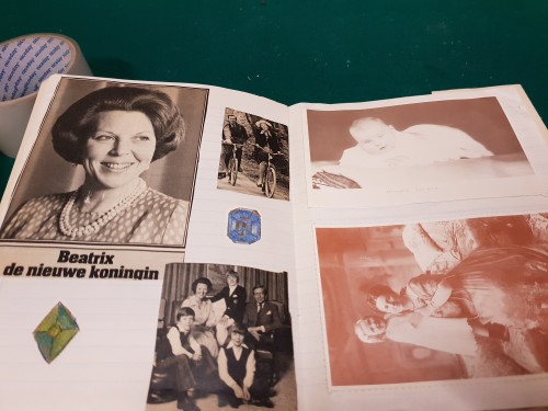 Koningin Beatrix, schrift vol krantenknipsels