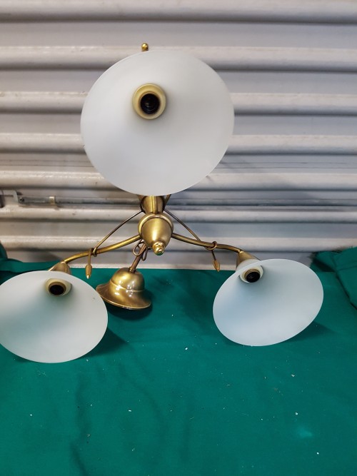 Hanglamp van messing met drie glazen kappen