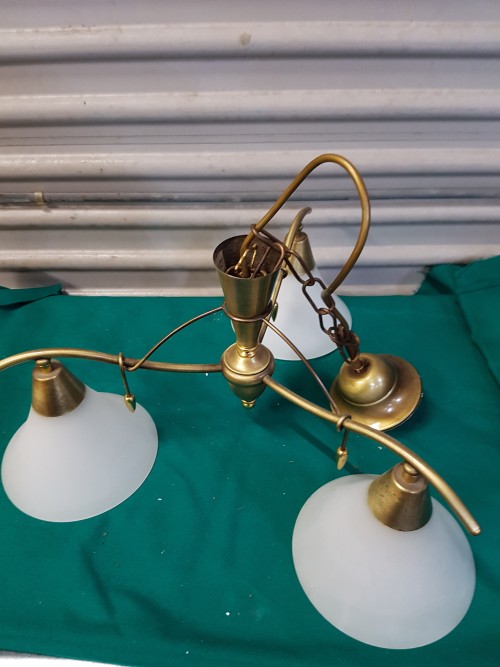 Hanglamp van messing met drie glazen kappen
