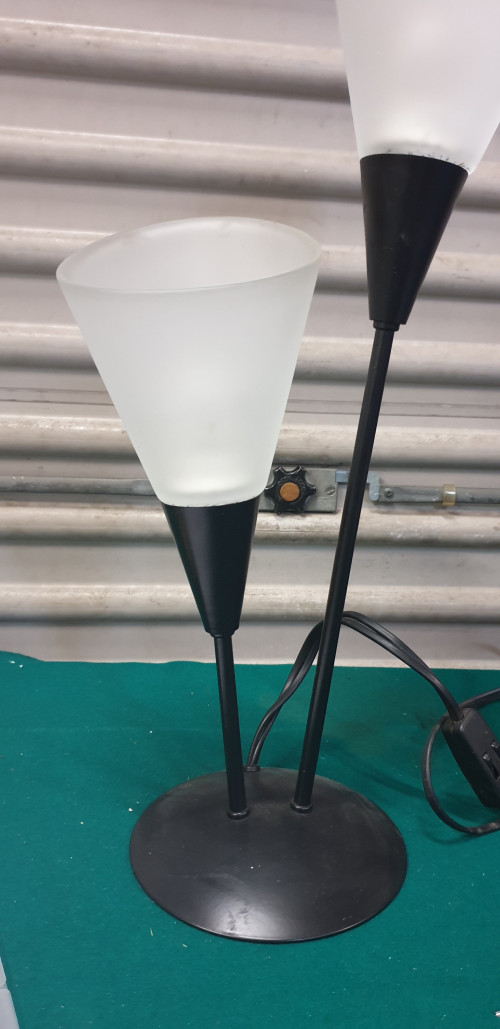 tafellamp 2 aan een metaal