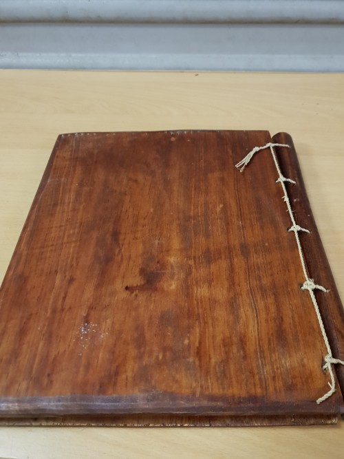 Fotoalbum van hout met steenbok, 10 pagina's