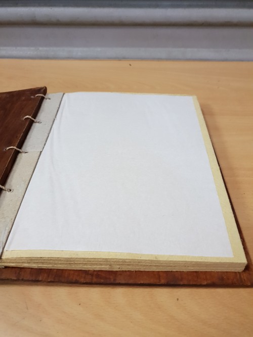 Fotoalbum van hout met steenbok, 10 pagina's