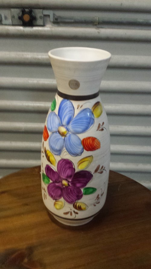 Vaas van keramiek met decoratie van bloemen