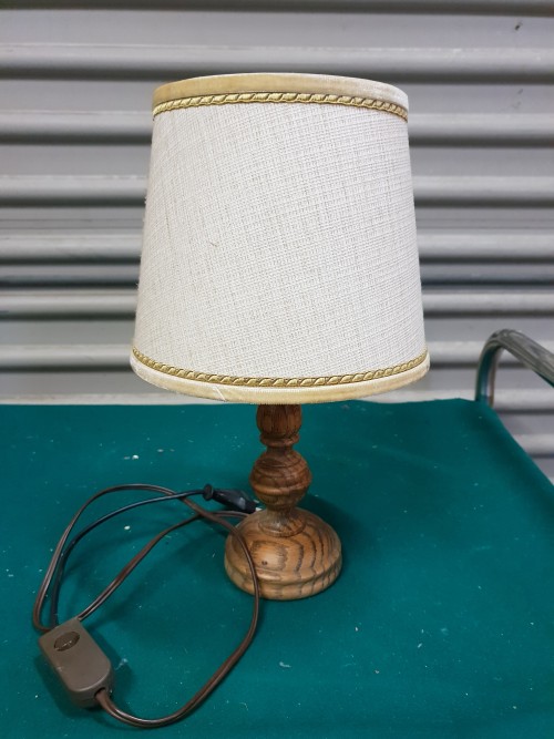 Tafellamp, retro met houten voet en stoffen kap, voorzien va