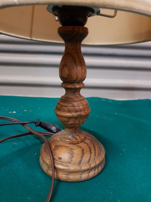 Tafellamp, retro met houten voet en stoffen kap, voorzien va