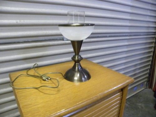 Tafellamp met half glazen bol met glaasje erin