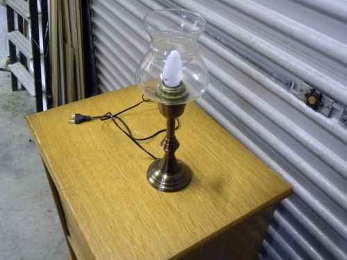 Tafellamp bronskleurig met rood koper en glazen kapje
