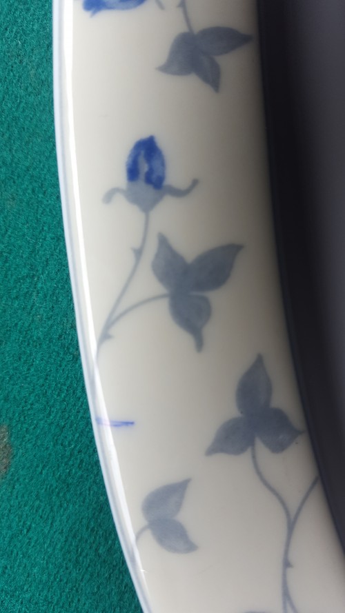 Schaaltje ovaal, wit met randmotief van blauwe bloemen, merk