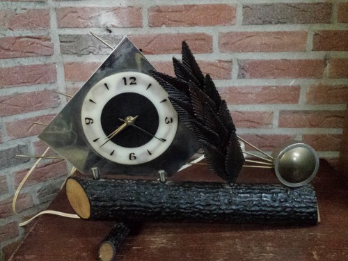 Klok, vintage, op boomstam, met uurwerk Nufa, elektrisch 220